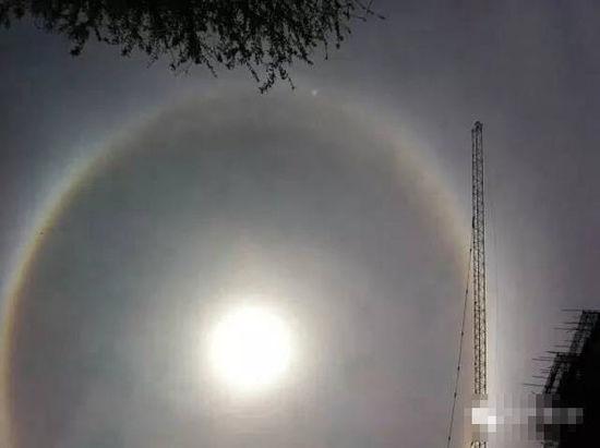 上?，F(xiàn)UFO 專家稱光圈是日暈亮點(diǎn)或是飛行器(圖)