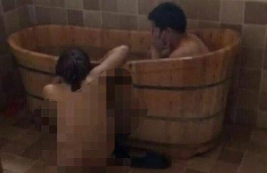 視頻顯示，一男一女赤身裸體地在浴盆中洗澡。