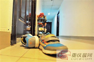 出事小孩的鞋子凌亂地?cái)[放在自家門前。