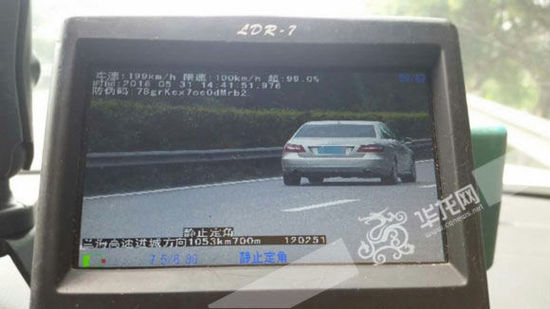 這輛奔馳車(chē)在高速路上時(shí)速達(dá)199公里。市交通執(zhí)法高速一支隊(duì)六大隊(duì)供圖