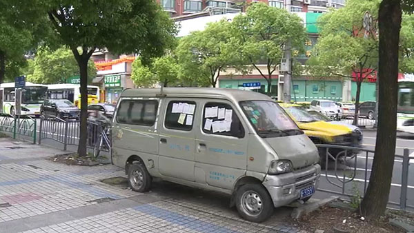 被棄置在人行道上的面包車。