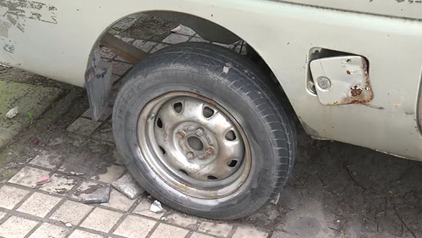 小面包車的輪胎已經(jīng)基本脫離了輪轂。