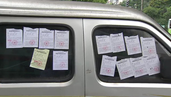 面包車上滿滿貼了14張罰單。