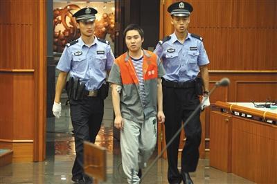 昨天上午，強(qiáng)奸幼女的楊某被帶進(jìn)法庭聽候?qū)ψ约旱慕K審判決。通訊員 李佳 攝