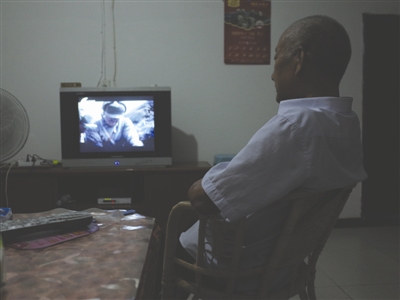 昨日，古藺，69歲的楊正元獨(dú)自在家看電視