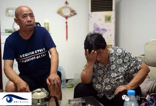 李亞榮的公婆談及李亞榮時(shí)淚流不止。