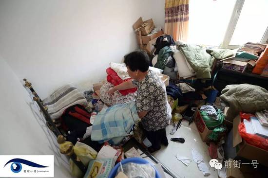 李亞榮的婆婆在收拾房間。