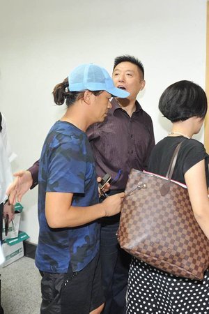 新京報快訊(記者劉洋)今天上午9時許，王寶強在律師張起淮的陪同下到北京朝陽法院，起訴離婚并交納訴訟費。王寶強方預(yù)估財產(chǎn)總額至少在1個億，法院遂按照1億元暫計財產(chǎn)價值，依據(jù)《訴訟費交納辦法》收取了訴訟費24.9575萬元。