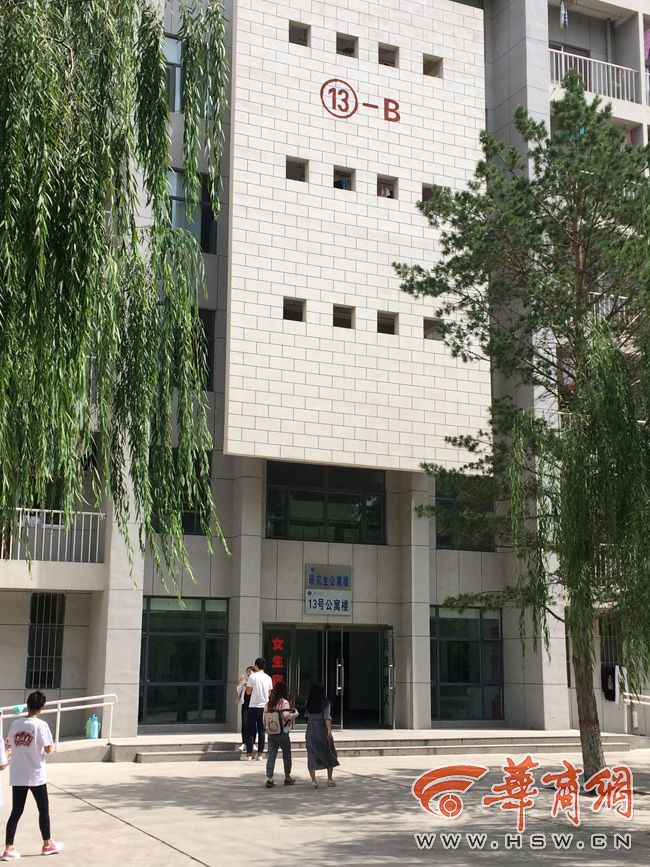 8月30日，榆林學(xué)院有學(xué)生發(fā)微博對女生宿舍樓住進男生提出質(zhì)疑。9月3日，學(xué)校宣傳部門回應(yīng)，女生宿舍樓里確實住著3名男研究生，但該樓的格局是套間，跟單元房一樣是獨立的，大學(xué)應(yīng)有包容的精神。
