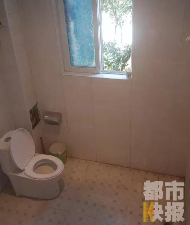 西安市戶縣草堂鎮(zhèn)的李家?guī)r村，有多戶人家經營著農家樂，但昨晚發(fā)生的這件事情打破了這里的寧靜。村民：“縣上的、鎮(zhèn)上的警察，還有村干部好多人在那兒，說是女的在衛(wèi)生間生產，把娃從窗子扔下來?！鞭r家樂員工：“(聽說)直接從二樓扔下來了，呀，太殘忍了。”昨晚的事，很多人今早才聽說，震驚之余更感到惋惜。記者今天在高冠西五巷口找到了大家所說的農家樂，一夜過去了，作為和那名女顧客有過交集的老板娘，心情仍然很沉重。