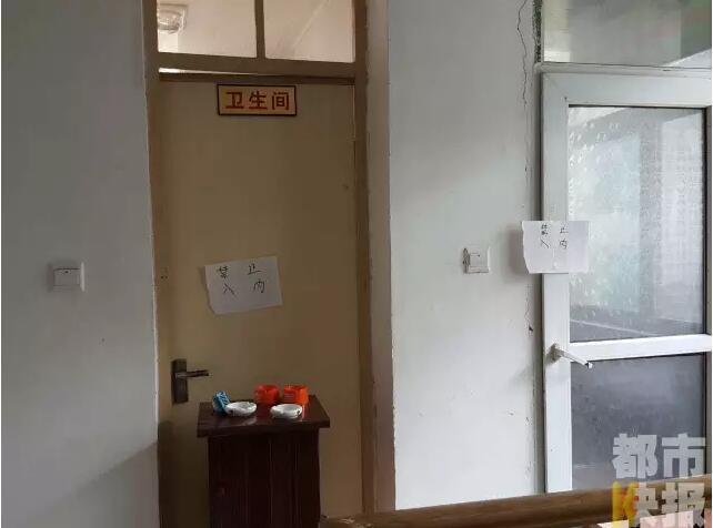 當馮女士走出大門，繞到院子的側面時，衛(wèi)生間窗戶下方草叢中的一幕，讓她驚出了一身冷汗。農家樂老板娘馮女士：“就是孩子，旁邊帶著胎盤?！弊蛲硎稽c半事發(fā)后，馮女士報了警，很不幸，男嬰已經死亡。涉及的兩個房間，暫時被封鎖，里面已經清理干凈。隨后記者也從轄區(qū)草堂派出所了解到，這兩男一女三人是朋友關系，女子的年齡大概是二十二三歲。該女子事發(fā)后被送往醫(yī)院，同行的兩名男子當時被警方帶去派出所接受了筆錄調查后，已經離開了派出所。