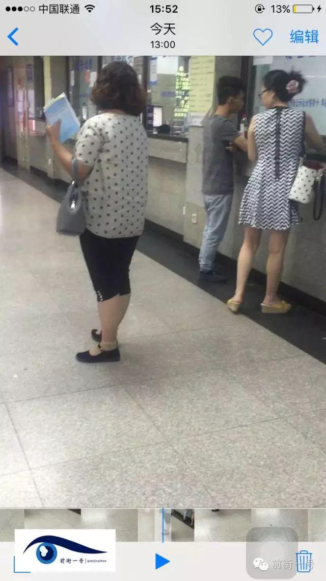 該女子在大廳內(nèi)徘徊發(fā)現(xiàn)女患者便主動上前搭訕。