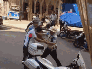 嫌疑男子涉嫌無證駕駛摩托車，且車輛違規(guī)加裝遮陽傘并在行駛時不戴安全頭盔，辱罵毆打執(zhí)法交警。 本文圖片均來自 廣西梧州在線警務(wù)