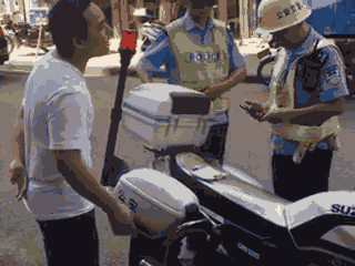 廣西梧州一男子騎車違法加裝遮陽傘，辱罵腳踹執(zhí)法交警被拘