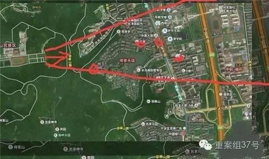 射擊場(chǎng)子彈射出方向（紅箭頭）有多個(gè)居民小區(qū) 。 圖片來源：交匯點(diǎn)新聞