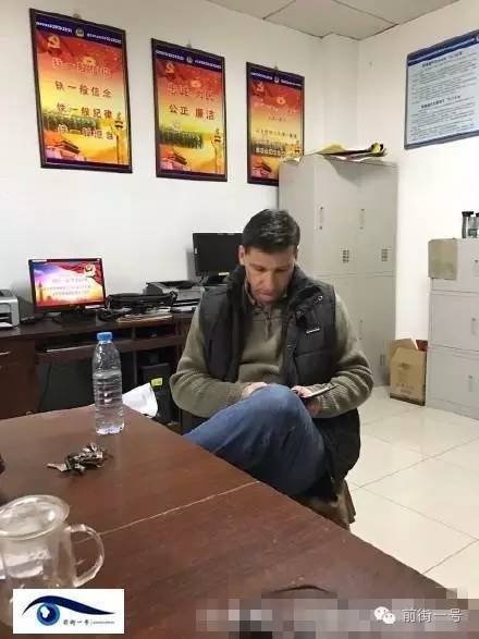 該外籍男子在派出所接受詢問。（網(wǎng)友供圖）