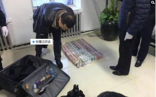 京華時報訊昨天凌晨1點左右，黑龍江省密山市一銀行金庫發(fā)生搶劫案。一名身穿迷彩服男子準(zhǔn)備劫取現(xiàn)金時被發(fā)現(xiàn)，致一名金庫值守人員死亡，隨后棄款而逃。目前，該男子尚未歸案，案件正在全力偵辦中。
