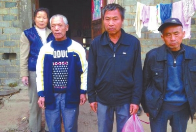 已被判死緩、在獄中服刑的4個村民的家人一直在為兒子喊冤。圖片來自網(wǎng)絡(luò)