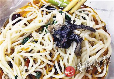 照片顯示，酸菜肉絲面有疑似老鼠腿物體。(圖片來自網(wǎng)絡(luò))