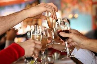 男子拼酒憋爆食管 你還敢這樣喝酒嗎？(組圖)