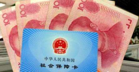 從今年1月1日開始，原有的失業(yè)保險(xiǎn)費(fèi)率是1.5%的有22個(gè)省份，包括新疆生產(chǎn)建設(shè)兵團(tuán)，可以在確保失業(yè)保險(xiǎn)金按時(shí)足額發(fā)放、穩(wěn)崗補(bǔ)貼順利實(shí)施的基礎(chǔ)上，可以降低0.5個(gè)百分點(diǎn)。個(gè)人的費(fèi)率不超過單位的費(fèi)率。