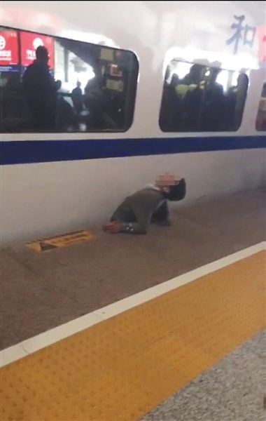 視頻顯示，一男子下半身被卡在站臺與列車之間縫隙。