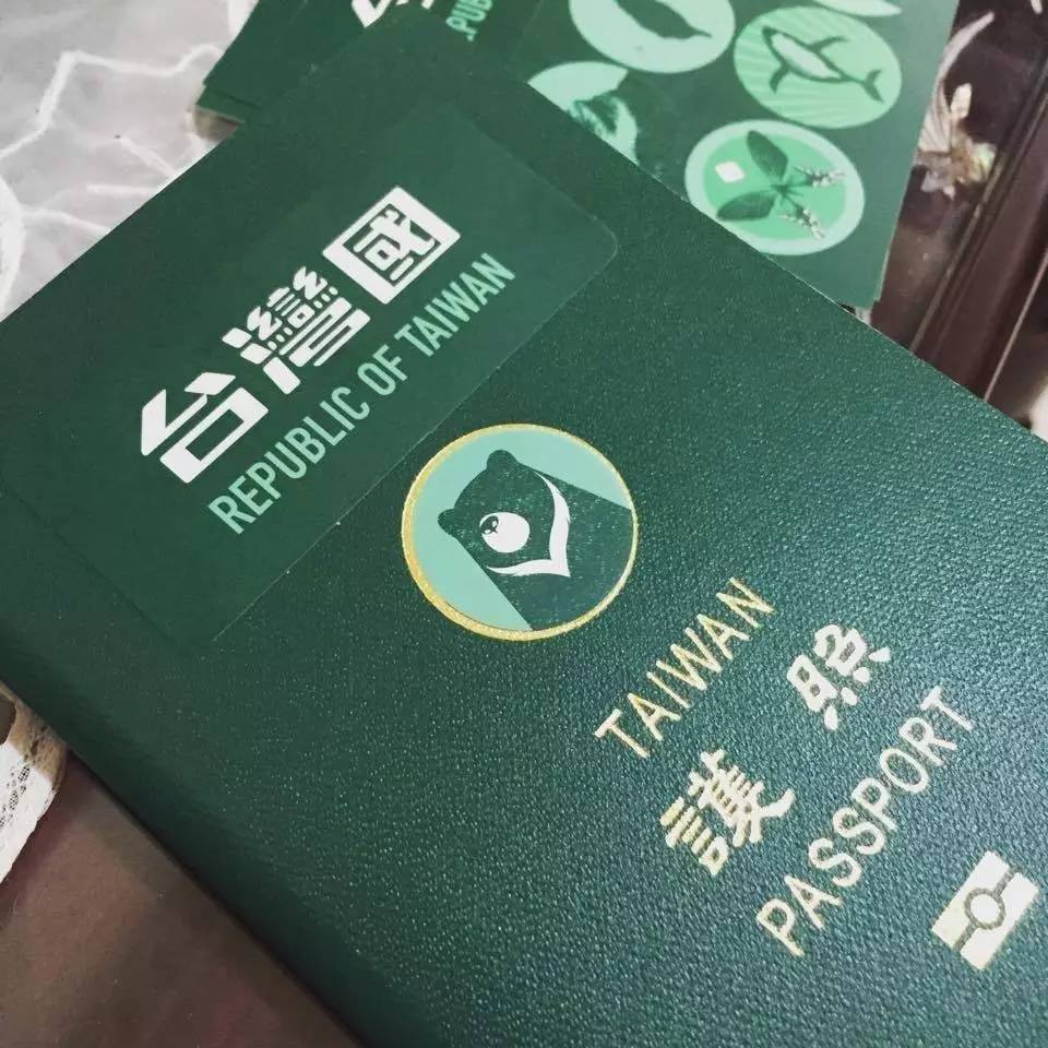 環(huán)環(huán)一直排在這個女孩后面，想看看日本入境官員如何處理這個令人啼笑皆非的所謂“臺灣國”。