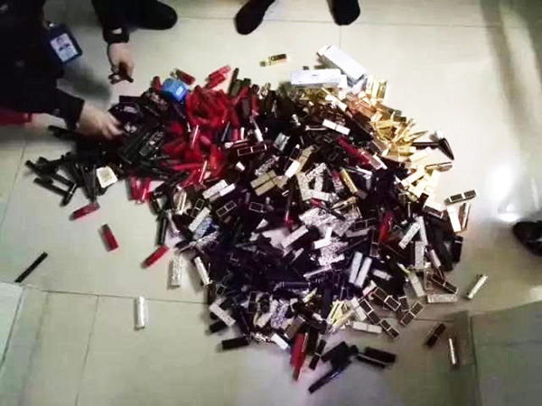 民警搜查出來的口紅。