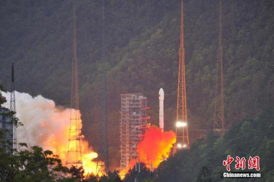 4月12日19時(shí)04分，中國(guó)西昌衛(wèi)星發(fā)射中心成功發(fā)射實(shí)踐十三號(hào)衛(wèi)星。 葉樂(lè)峰 攝