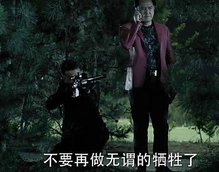《人民的名義》原著小說有這么一段：趙瑞龍要找殺手殺了侯亮平，結(jié)果趙瑞龍的三姐發(fā)話：侯亮平要是死了趙瑞龍也要死!這就說明了大boss趙立春沒把握在侯死后的各方反應(yīng)中護住兒子趙瑞龍，因此，這就告訴了讀者，侯亮平的背景絕對不比趙立春差!