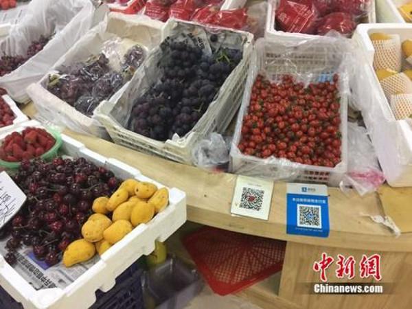 某水果攤，收款二維碼貼在顯眼位置。中新網(wǎng) 吳濤 攝