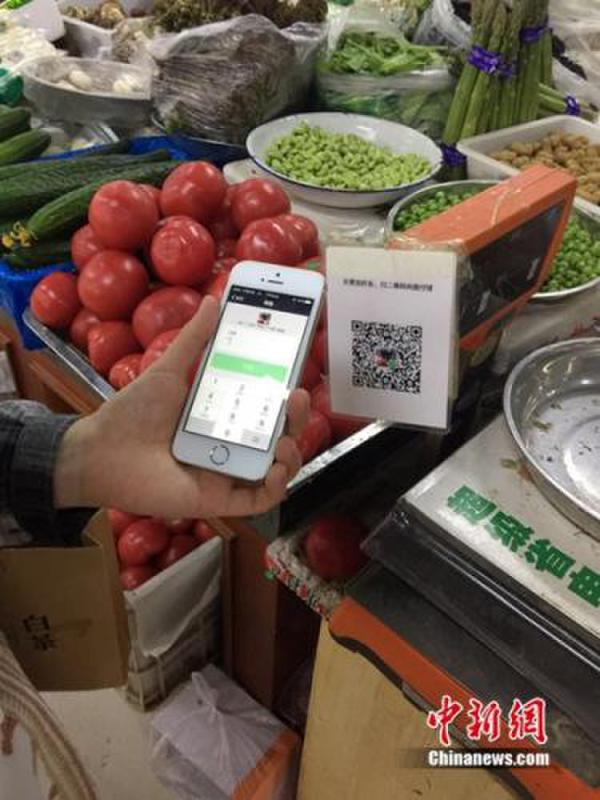 有顧客正在用微信支付結(jié)賬。中新網(wǎng) 吳濤 攝