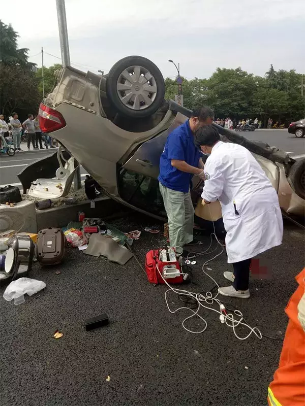 不值！小車四腳朝天司機(jī)身亡 死者只為偷幾罐奶粉