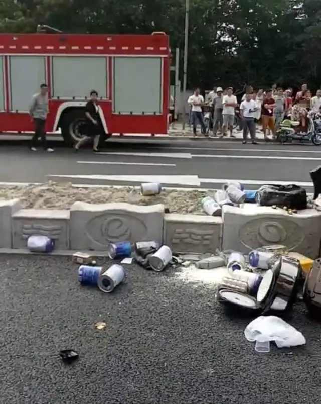 不值！小車四腳朝天司機(jī)身亡 死者只為偷幾罐奶粉