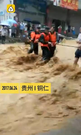 圖為6月24日，貴州銅仁多個(gè)區(qū)縣遭暴雨襲擊。