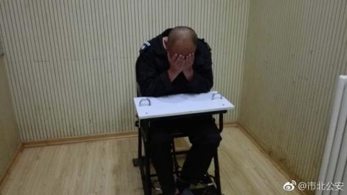  打人男子。圖片來源：青島市公安局市北分局官方微博