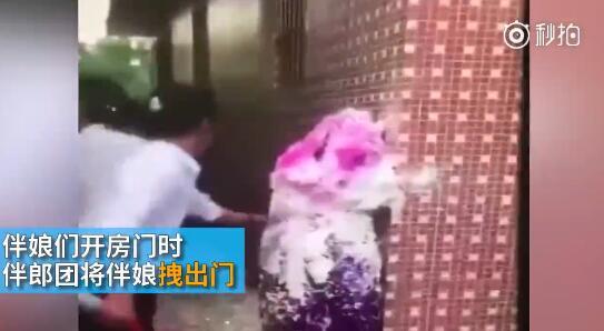 據(jù)澎湃新聞消息，近日廣東江門開平某村又現(xiàn)惡俗婚鬧。男方兄弟團(tuán)去接新娘的時候，先用彩帶對著姐妹團(tuán)狂噴，后來甚至有人用滅火器直接噴伴娘面部，害的伴娘差點被送進(jìn)醫(yī)院。