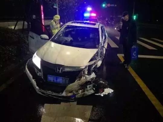 今天凌晨，杭州一對環(huán)衛(wèi)工夫婦被車撞進錢塘江