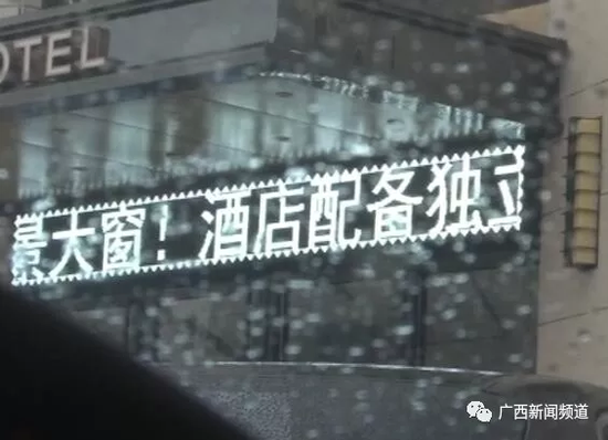 于是，民警將這一情況匯報給指揮中心，請求120醫(yī)護人員到達現(xiàn)場急救。