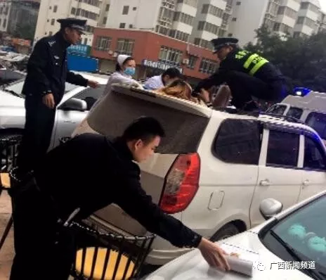 ▲女子跌落至一面包車車頂，民警和醫(yī)護人員將其救下。
