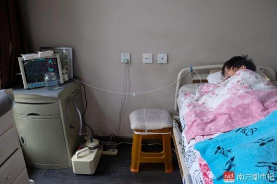 為了照顧張津華，家人把家里的房間變成了病房。氧氣管、心電圖、呼吸機(jī)、排痰機(jī)、鼻飼管、藥柜……（羅逸爵 攝）