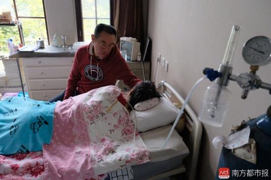 氧氣的轟隆聲，一刻不停地在這個(gè)家里“吵”了九年多。（羅逸爵 攝）