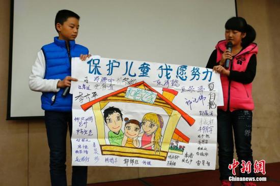 12月4日，由全國婦聯(lián)和聯(lián)合國兒童基金會在北京共同舉辦了“共同行動——停止對兒童暴力，促進(jìn)兒童保護(hù)”的主題宣傳活動。圖為活動兒童代表以繪畫的形式說出他們的心聲。<a target='_blank'  _fcksavedurl='http://www.chinanews.com/'>中新社</a>發(fā) 富田 攝