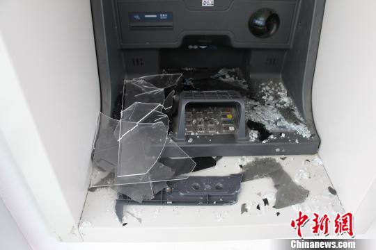 被砸的ATM機。萬山警方提供