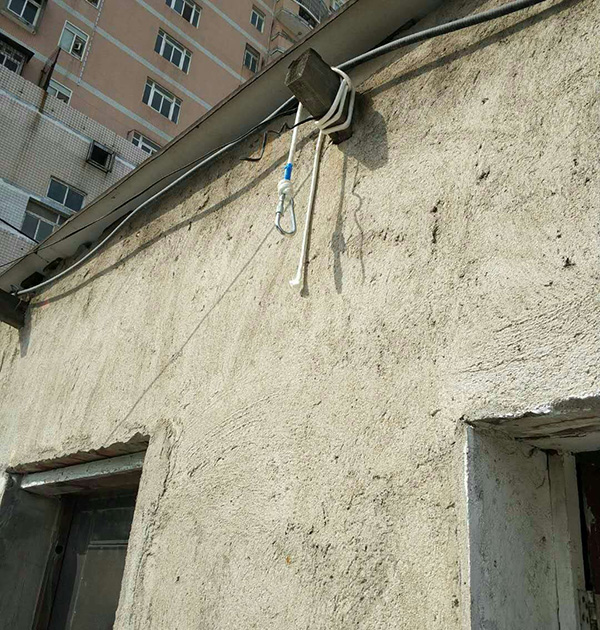 懸掛的登山繩子和房梁。