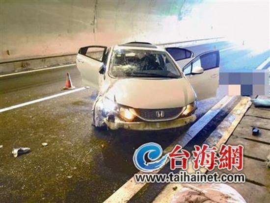 小車(chē)在龍巖高速隧道內(nèi)翻車(chē)，擋風(fēng)玻璃脫落。 臺(tái)海網(wǎng) 圖