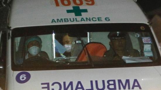 救護車帶著被救少年離開。（圖：EPA）