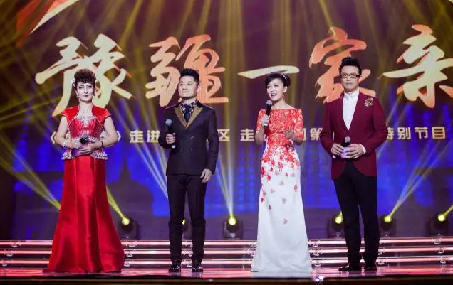 主持人：白燕升、龐曉戈、關(guān)楓、熱娜·古麗（從右到左）