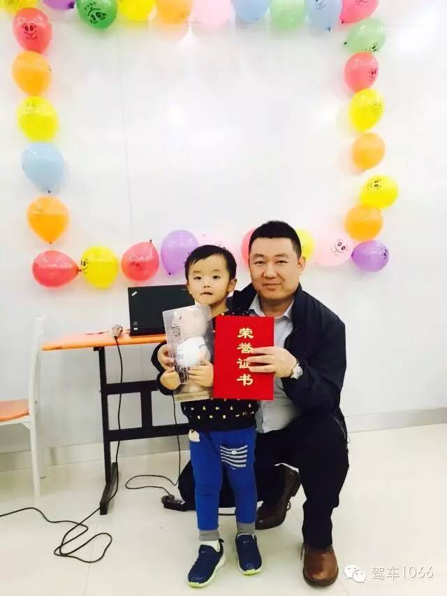 我是小小銀行家，來跟行長合個影哦