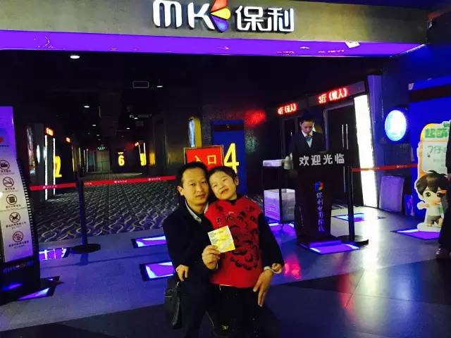再來(lái)看兩個(gè)萌娃，表情都好有戲！